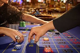 Layar permainan Ikan Jackpot di ilham toto menampilkan berbagai ikan berwarna dan tombol tembak di bagian bawah